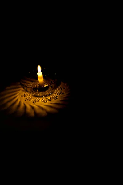 Uma Vela Acesa Cria Padrão Sombra Fundo Preto Isolado — Fotografia de Stock