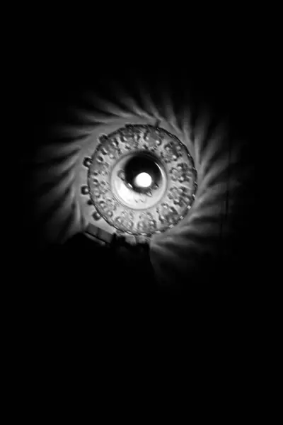 Zubatý Kruh Světlých Stínů Osamělém Černém Pozadí Černobílá Fotografie — Stock fotografie