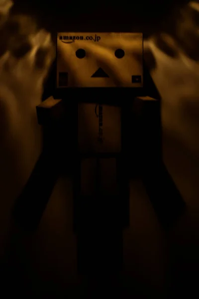 Danbo Dans Lumière Sombre Sur Fond Noir Isolé Poupée Robot — Photo