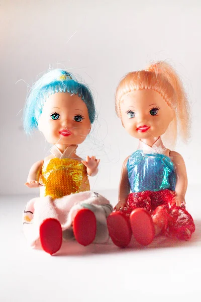 Duas Bonecas Femininas Estão Sentadas Juntas Felizes Fundo Cinza Isolado — Fotografia de Stock