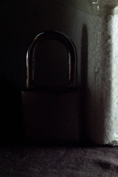 Kilidin parıldayan kıvrımının parıltısı. Yaşam, başarı, yaşam yolu, ilişkiler ve kariyer üzerine alıntılar için kopyalama alanı. 