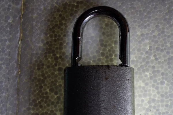 Mozaik arka planı olan asma kilit. Yaşam, başarı, yaşam yolu, ilişkiler ve kariyer üzerine alıntılar için kopyalama alanı. 