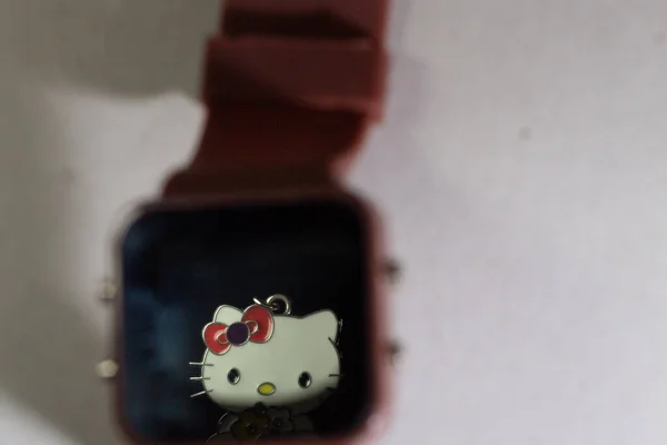 Hello Kitty Kijkt Uit Een Geïsoleerde Witte Achtergrond Kopieer Ruimte — Stockfoto