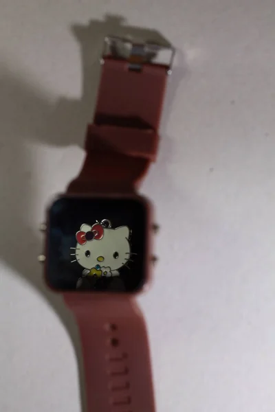 Hello Kitty izole edilmiş beyaz bir arka planda saatin dışına bakıyor. Hobiler, tutkular, kadınlık, başarı, ilişkiler ve kariyerler için kopyalama alanı. Güney Kalimantan, Endonezya. 19 Mart 2014.