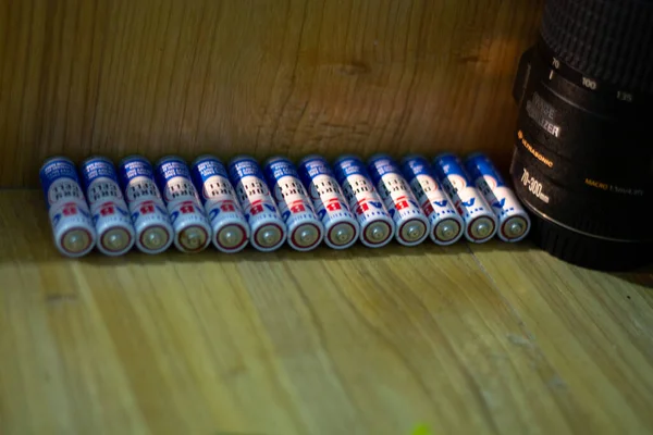 Baterias Abc Ordenadamente Dispostos Uma Mesa Madeira Produto Bateria Espaço — Fotografia de Stock