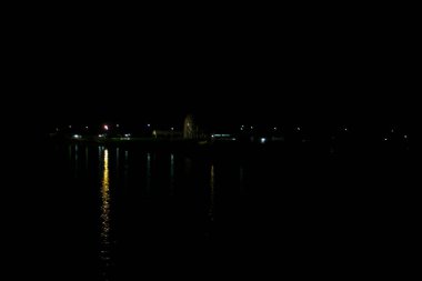 Sudaki ışık manzarası. Sanayi şehri, fabrika yerleşimi. sanayi, maden, şehir ve bölge yaşamı için kopyalama alanı.