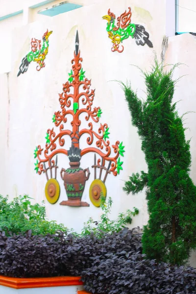 Außenrelief Der Gartenmauer Mit Dem Motiv Zentralkalimantans Nämlich Batang Garing — Stockfoto