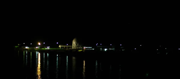 Suyun üzerinde güzel bir ışık demeti. Sanayi şehri, fabrika yerleşimi. sanayi, maden, şehir ve bölge yaşamı için kopyalama alanı.