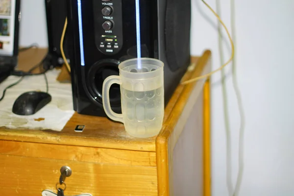 Copos Plástico Cheio Água Potável Mesa Trabalho Alto Falante Mouse — Fotografia de Stock