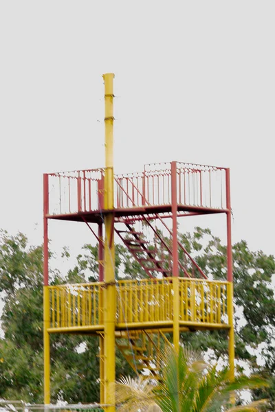Torre Vigia Com Estrutura Ferro Espaço Cópia Para Ambiente Vegetação — Fotografia de Stock