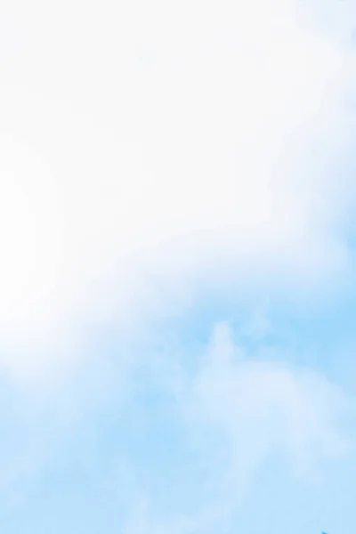 Gökyüzü mavi ve berrak. Hayat alıntıları ve din, tebrik kartları ve dekorasyonlar için boşluk kopyala.