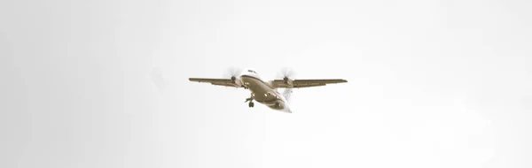 Gökyüzünde bir uçak. Seyahat geçmişi. Yolcu uçağı. İş gezisi. Ticari uçak. havacılık, hava taşımacılığı ve havaalanları için kopyalama alanı.