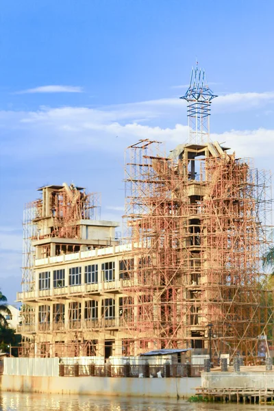Mavi gökyüzü beyaz bulutlarla dolu. Hayat alıntıları ve din, tebrik kartları ve dekorasyonlar için boşluk kopyala.