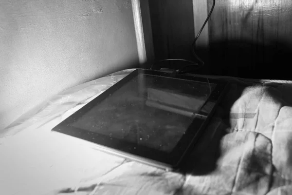 Une Grande Tablette Avec Grand Écran Photographie Noir Blanc Espace — Photo
