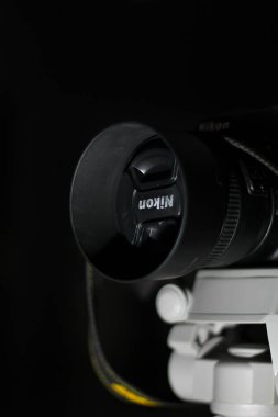 Nikon lensleri izole edilmiş karanlık bir arkaplanda. Güney Kalimantan, Endonezya. 25 Aralık 2013.