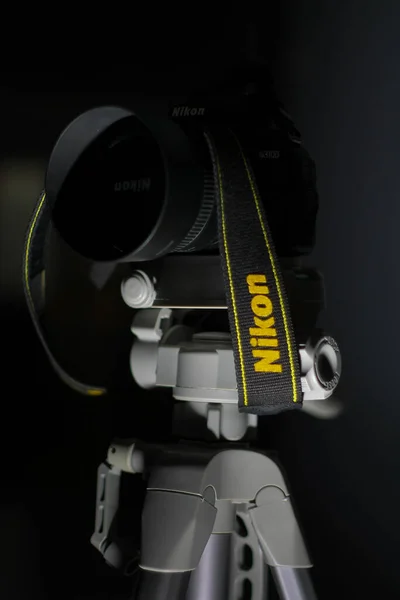 Kamera Nikon Żółtym Paskiem Odizolowanym Ciemnym Tle Południowy Kalimantan Indonezja — Zdjęcie stockowe