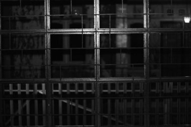 Demir kafes soyut. Camsız çardaklı ev doğrudan evin dışına bakıyor. Siyah beyaz fotoğrafçılık. Hüzün, yansıma, yalnızlık ve mimari için kopyalama alanı.