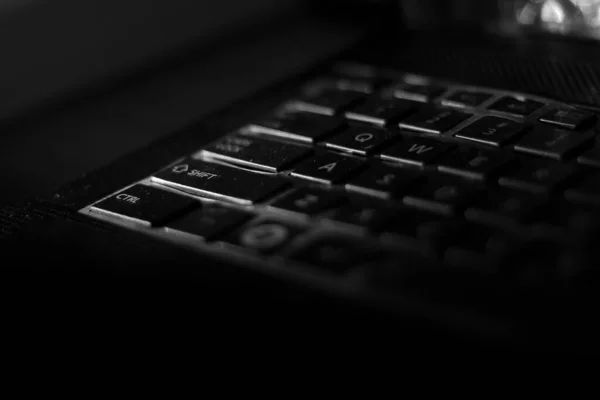 Baja Luz Del Teclado Portátil Con Fondo Oscuro Fotografía Blanco — Foto de Stock