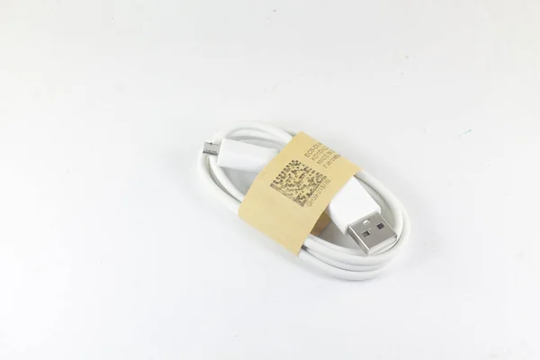 Câble Micro Usb Blanc Sur Fond Blanc Isolé Espace Copie — Photo