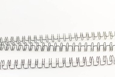 İzole edilmiş beyaz arka planda siyah spiral kablo. kitapların, belgelerin, takvimlerin ve fotoğrafların bağlanması için kopyalama alanı kullanılır.