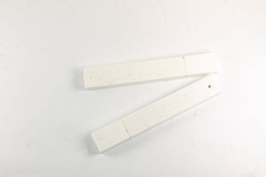 İzole edilmiş beyaz arka planda iki kutu küçük boyutta kesici bıçak. Kenko marka kesici. Kırtasiye malzemeleri, ofis malzemeleri ve eğitim için fotokopi alanı. Güney Kalimantan, Endonezya. 18 Nisan 2022.