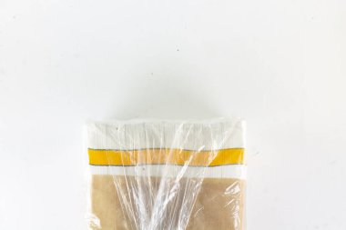 İzole edilmiş beyaz arka planda elle sarılmış sigara için bir deste kağıt. el yapımı, sigara ve tatlar için kopyalama alanı.