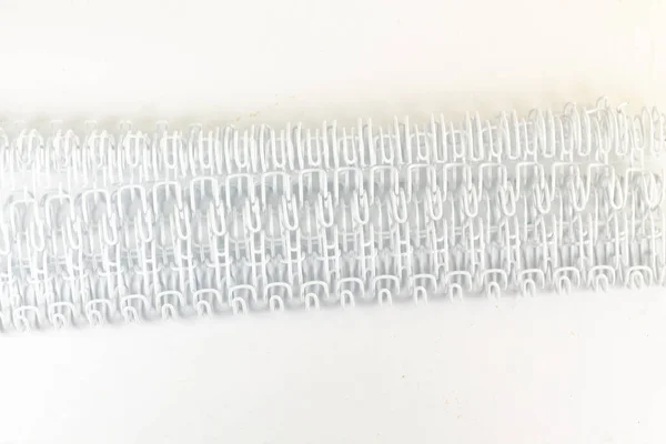 Fil Spirale Blanc Tendu Fermement Sur Fond Blanc Isolé Espace — Photo