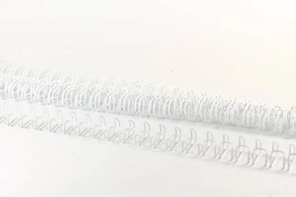 Long Fil Spirale Blanc Sur Fond Blanc Isolé Espace Copie — Photo