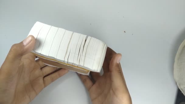 Zeigt Ein Blatt Papier Der Hand Zum Zigarettendrehen Auf Weißem — Stockvideo