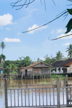 Nehrin karşı kıyısındaki ev..