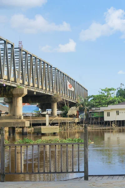 河流之间的人行天桥 从桥下偷来的印度尼西亚 南加里曼丹 December 2013 — 图库照片