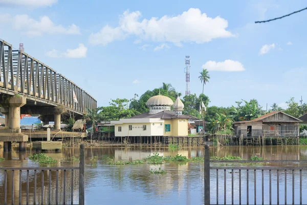 清真寺的水面上有着美丽的云彩和天空 复制环境 清真寺 伊斯兰中心 穆斯林和伊斯兰的空间 印度尼西亚 南加里曼丹 December 2013 — 图库照片