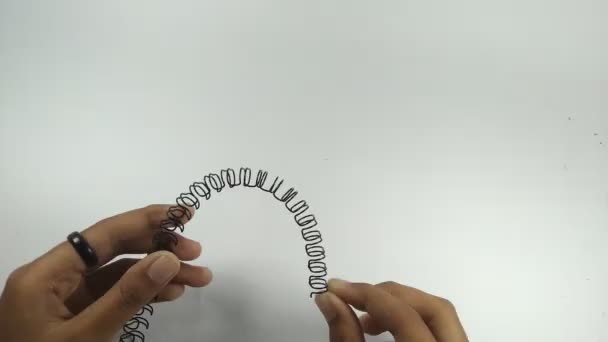 Cobalah Membengkokkan Kabel Dengan Tangan Tidak Ada Penilaian Warna Video — Stok Video