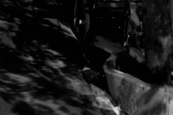 Geceleri soyut şekilli ağaç gölgesinin odaklanmış soyut arkaplanı. Desenler, renkler, dokular ve arkaplanlar için boşluk kopyala.