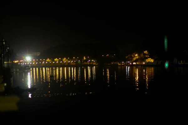 夜晚在河里反射着五彩斑斓的灯光 复制空间供夜景 闪烁的灯光 夜生活和夜晚的河流环境使用 — 图库照片