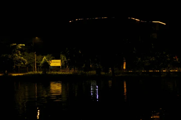 夜深人静时 河边的道路氛围 复制空间供夜景 闪烁的灯光 夜生活和夜晚的河流环境使用 — 图库照片