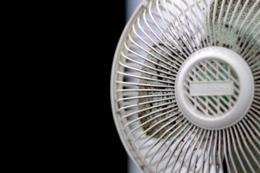 İzole edilmiş siyah bir arka planda tozlu bir fan. İç mekan, soğutma, elektronik ve dinlenme için kopyalama alanı. Güney Kalimantan, Endonezya. 30 Kasım 2013.