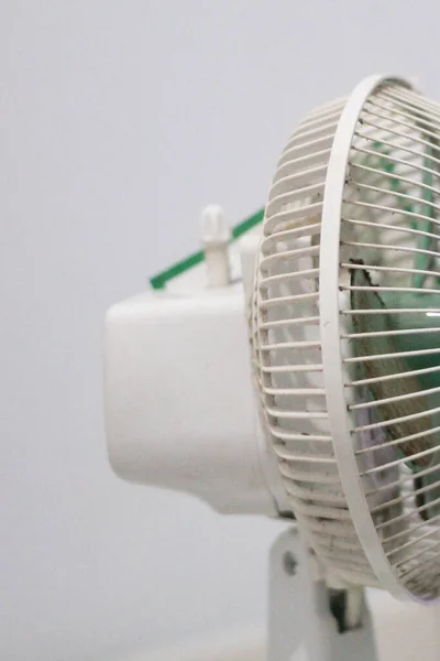 Schienale Piccolo Ventilatore Fondo Bianco Isolato Spazio Copia Interni Raffreddamento — Foto Stock