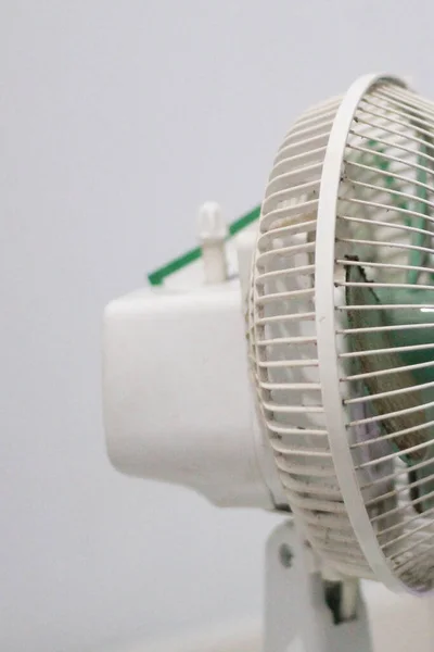 Achterkant Van Een Kleine Ventilator Een Geïsoleerde Witte Achtergrond Kopieerruimte — Stockfoto