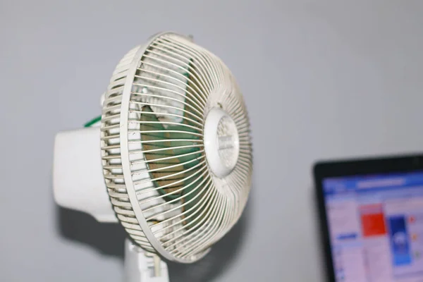 Küçük hayran. Odada dikkatli ol. İç mekan, soğutma, elektronik ve dinlenme için kopyalama alanı. Güney Kalimantan, Endonezya. 30 Kasım 2013.