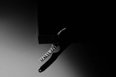 Karanlıkta küçük bıçak ve kınalı bıçak. Siyah beyaz fotoğrafçılık. Savaş, krallık, şövalye, güç ve saldırı için kopyalama alanı.