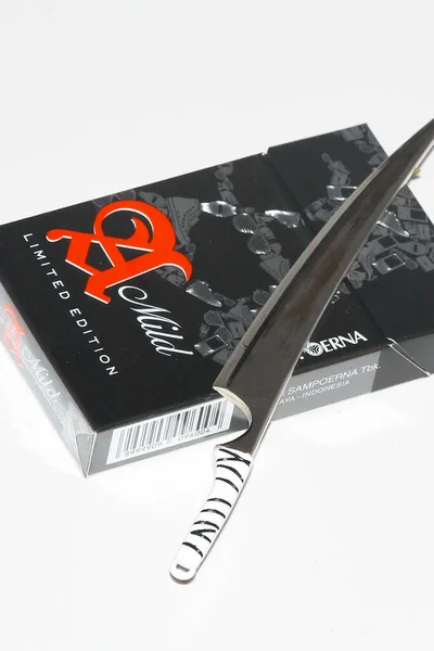 Mild Sampoerna Black Cigarette Packaging Valiant Small Knife Isolated White —  Fotos de Stock