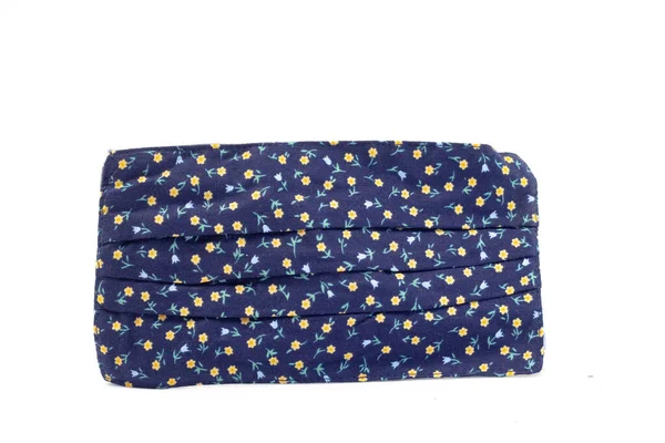 İzole edilmiş beyaz arka planda Batik motifi maskesi. yeşil renk. Sağlık, gardiyanlar, moda ve giysi aksesuarlarının kopyalama alanı.