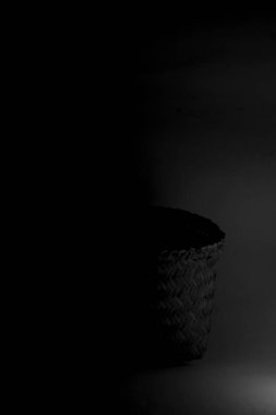 örülmüş sepet eğrisi silueti. Yerel Endonezyalılar tarafından el yapımı kuru ot sepetleri. Ürünler, el sanatları, geleneksel ve yerel ürünler için kopyalama alanı. siyah ve beyaz fotoğrafçılık