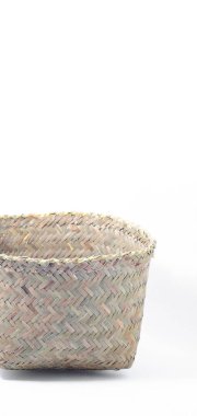 İzole edilmiş beyaz arka planda büyük bir hasır sepet. Yerel Endonezyalılar tarafından el yapımı kuru ot sepetleri. Ürünler, el sanatları için kopyalama alanı, geleneksel ve yerel.