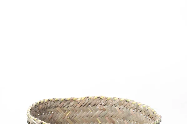 Tenha beyaz arka planda kuru çimen sepetinin yan tarafında. Yerel Endonezyalılar tarafından el yapımı kuru ot sepetleri. Ürünler, el sanatları için kopyalama alanı, geleneksel ve yerel.