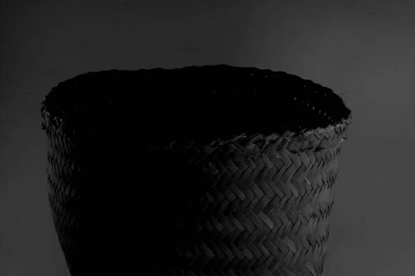 Karanlıktaki hasır sepet. Yerel Endonezyalılar tarafından el yapımı kuru ot sepetleri. Ürünler, el sanatları, geleneksel ve yerel ürünler için kopyalama alanı. siyah ve beyaz fotoğrafçılık