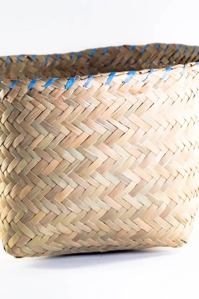 İzole edilmiş beyaz arka planda, el yapımı kuru ottan örülmüş. Yerel Endonezyalılar tarafından el yapımı kuru ot sepetleri. Ürünler, el sanatları için kopyalama alanı, geleneksel ve yerel.