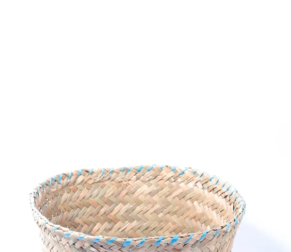 İzole edilmiş beyaz bir arka planda dokuma sepeti yüzeyi. Yerel Endonezyalılar tarafından el yapımı kuru ot sepetleri. Ürünler, el sanatları için kopyalama alanı, geleneksel ve yerel.