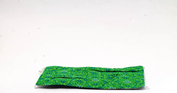 İzole edilmiş beyaz bir arka planda anti-korona maskesi. yeşil renk. Sağlık, gardiyanlar, moda ve giysi aksesuarlarının kopyalama alanı.